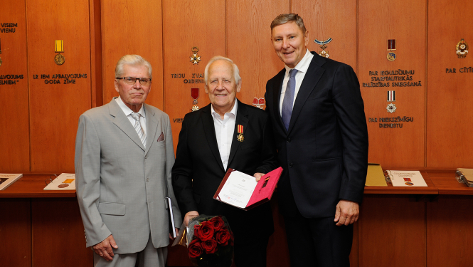 Juris Ļabis ar viesiem muzeja Slavas zēlē