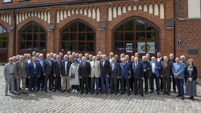 Ugunsdzēsības veterāni pie depo ēkas, Hanzas ielā 5