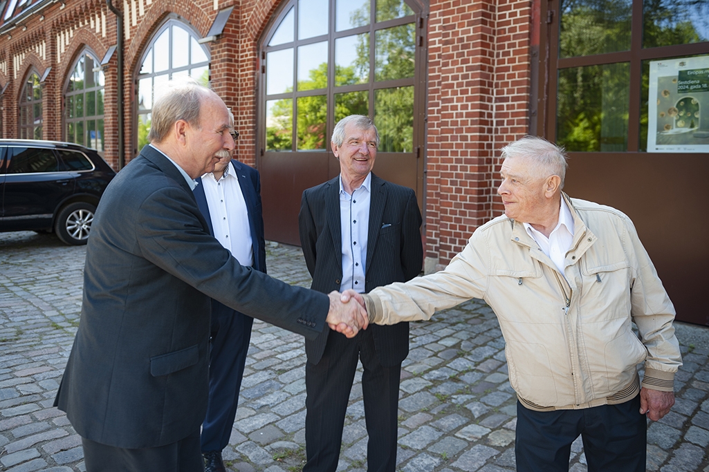 Rušenieks sasveicinās ar Aleksandru